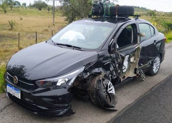 Mulher é socorrida para o hospital após colisão lateral entre carros de passeio na BR 324