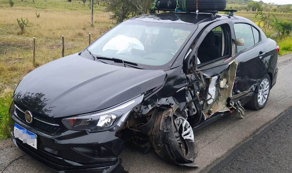 Mulher é socorrida para o hospital após colisão lateral entre carros de passeio na BR 324