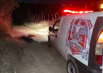 Homem é encontrado morto com tiros na cabeça e ombro supostamente disparados por arma de grosso calibre