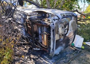 Duas pessoas ficam feridas e veículo pega fogo após colidir contra árvore na BR-324