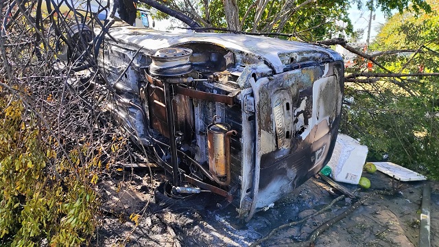Duas pessoas ficam feridas e veículo pega fogo após colidir contra árvore na BR-324