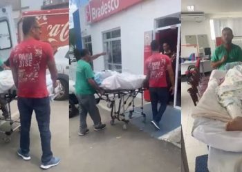 Indignado, homem leva a mãe de 93 anos numa maca ao banco para renovar o cartão de aposentadoria