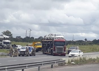 Homem morre e outro é preso após troca de tiros com a PM na BR-116 Norte (vídeo)