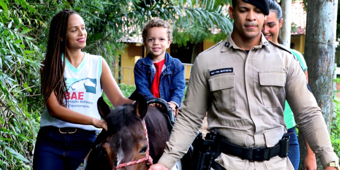 Trabalho de equoterapia desenvolvido por PMBA e associação beneficia crianças e adolescentes com necessidades especiais