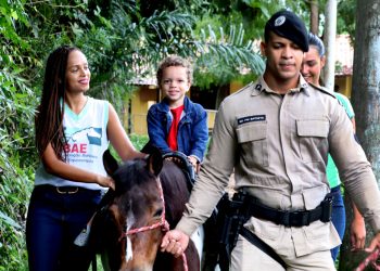 Trabalho de equoterapia desenvolvido por PMBA e associação beneficia crianças e adolescentes com necessidades especiais