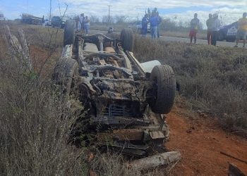 Capotamento de L200 na BR 324 deixa um morto e um ferido