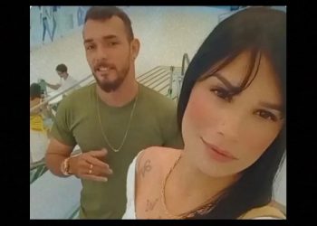 Viatura da PM entra na contramão, atinge moto e mata mulher grávida e marido dela