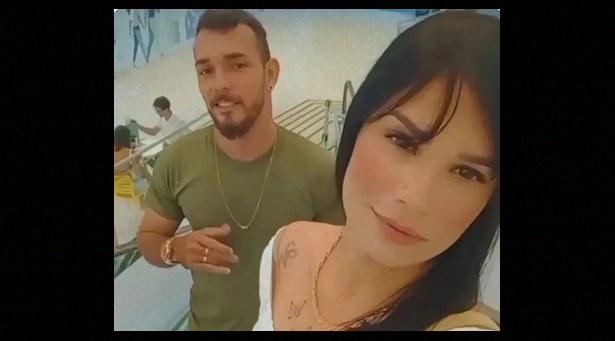 Viatura da PM entra na contramão, atinge moto e mata mulher grávida e marido dela