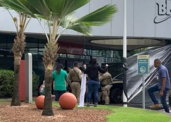 Salvador – Homem é executado a tiros em carro na Avenida Tancredo Neves