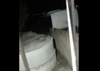 Mulher fica apavorada ao acordar com ônibus da Prefeitura no quintal de sua casa. É a quarta ocorrência de incidente envolvendo veículos oficiais em 3 meses