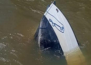 Barco com família vira em rio e homem desaparece