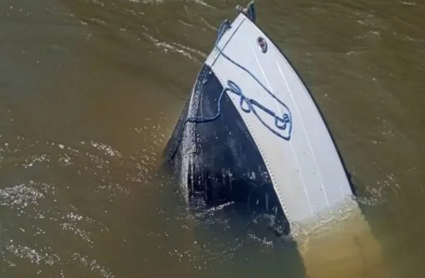 Barco com família vira em rio e homem desaparece