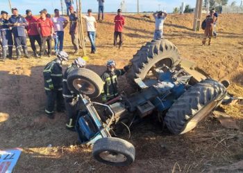 Homem morre após trator cair em vala