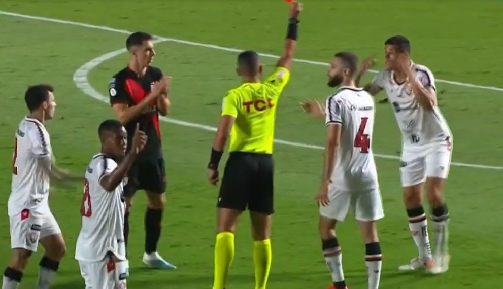 Série B – Vitória segura Atlético-GO com um homem a menos e amplia liderança da Série B