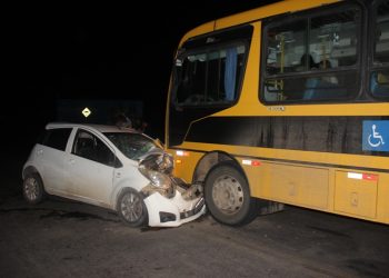 Motorista de carro de passeio morre após se envolver em colisão com ônibus escolar que transportava universitários