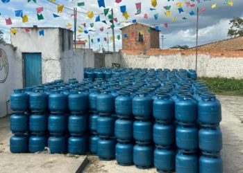 Carga com mais de 1,1 mil botijões de gás é recuperada em Itapicuru