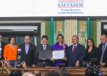 Jornalista Victor Pinto recebe o título de cidadão soteropolitano na Câmara
