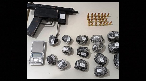 Submetralhadora e substância análoga a cocaína são apreendidas durante abordagem a individuo de 20 anos