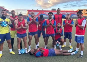 Nacional-AM publica foto de jogadores simulando morte na Arena Cajueiro