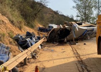 Ônibus com torcedores do Corinthians capota e deixa 7 mortos