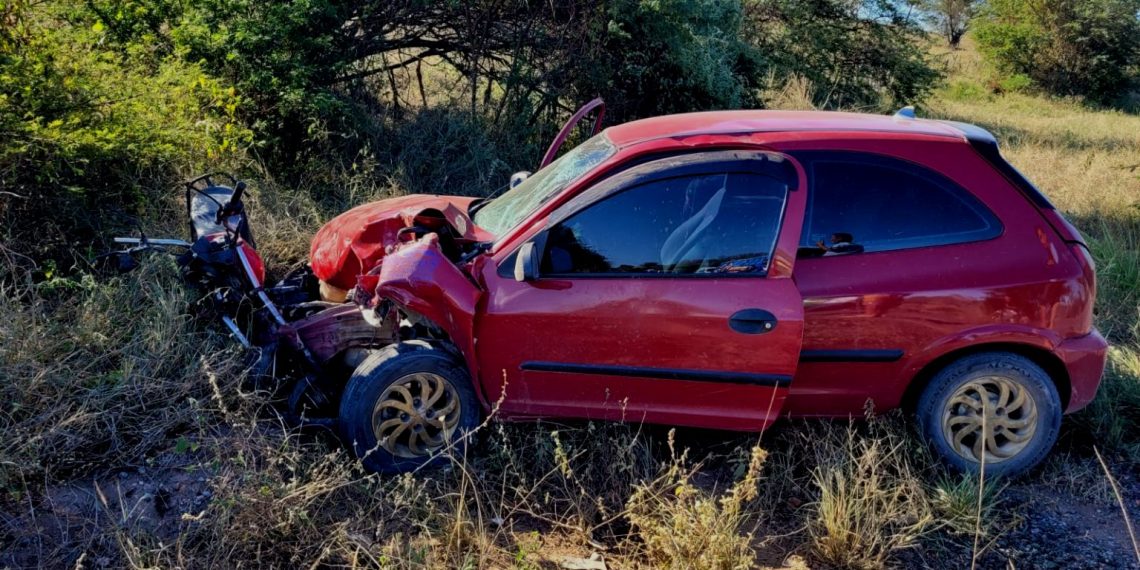 Colisão envolvendo motocicleta e carro de passeio deixa um morto na BA 417