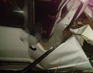 Batida entre carreta e Uno deixa dois mortos na BR 407