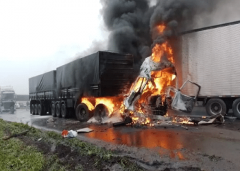 Engavetamento causa a morte de sete pessoas no Paraná