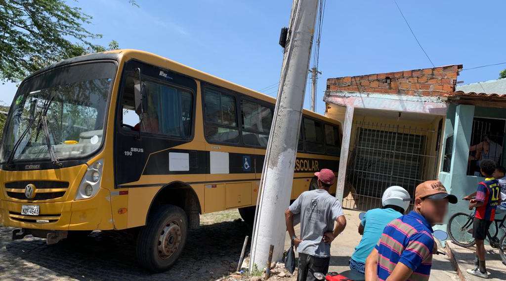 Sem motorista, ônibus escolar desce ladeira e atinge casa