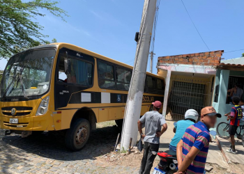 Sem motorista, ônibus escolar desce ladeira e atinge casa