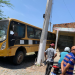 Sem motorista, ônibus escolar desce ladeira e atinge casa