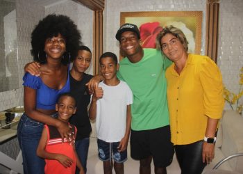 Digital influencer Menor Nico realiza sonho de um dos filhos da mulher que o adotou após morte de mãe biológica