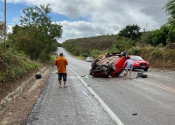 Carro capota no meio da pista da BR 324 após colidir em barranco