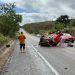 Carro capota no meio da pista da BR 324 após colidir em barranco