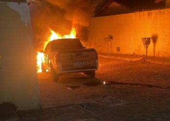 Dois veículos são consumidos pelo fogo. Proprietário acredita que incêndio foi criminoso