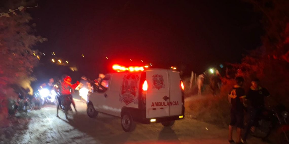 Colisão envolvendo cavalo e moto deixa dois feridos