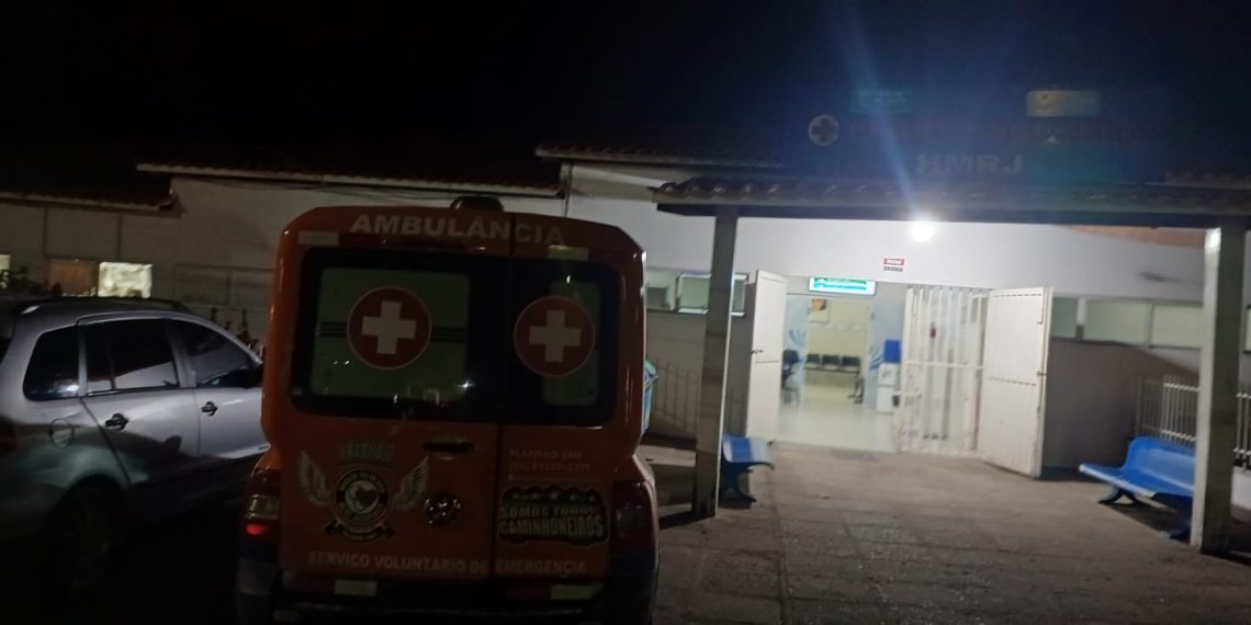 Dois jovens ficam em estado grave após colidir motocicleta em cancela