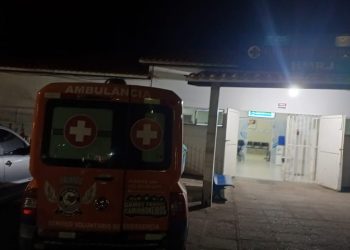 Dois jovens ficam em estado grave após colidir motocicleta em cancela