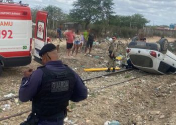 Carro capota sobre linha férrea em área urbana de Santaluz