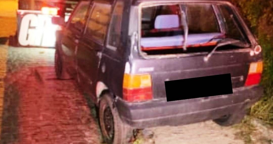 Fiat Uno abandonado há meses em rua do centro de Coité é recolhido pela PM