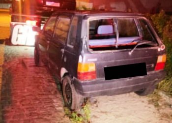 Fiat Uno abandonado há meses em rua do centro de Coité é recolhido pela PM