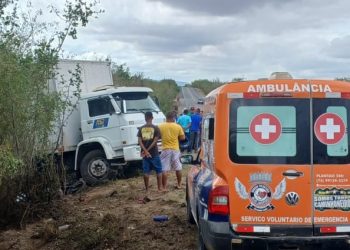 Irmãos morrem em acidente envolvendo motocicleta e caminhão baú na BR 324