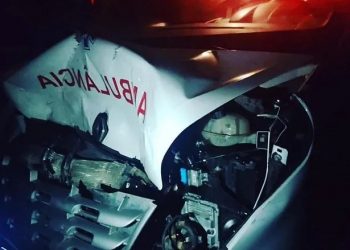 Ambulância da Prefeitura de Lamarão fica destruída após colidir em animal na BR 116