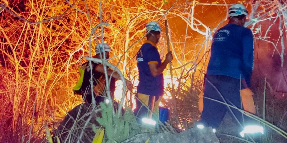Brigada Anjos Jacuipenses controla incêndio em serra após quase 10 horas de trabalho