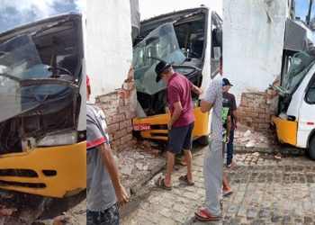 Micro-ônibus perde freio e atinge ponto comercial em Riachão do Jacuípe