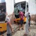 Micro-ônibus perde freio e atinge ponto comercial em Riachão do Jacuípe