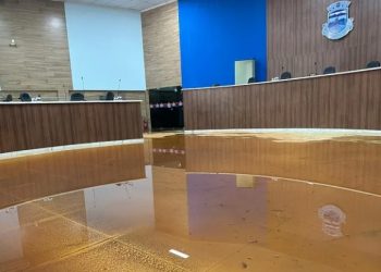 Câmara de Vereadores fica alagada após temporal em Brumado