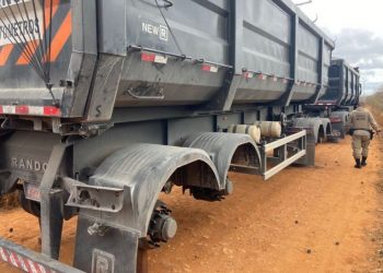 Carreta é roubada, bandidos levam para um estrada vicinal de Canudos e retiraram todos os pneus