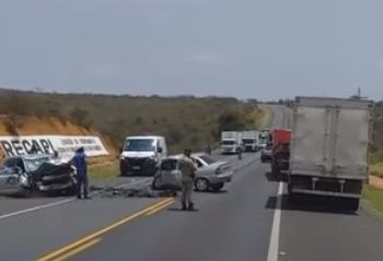 Dois homens morrem e um fica ferido gravemente em colisão frontal na BA 052