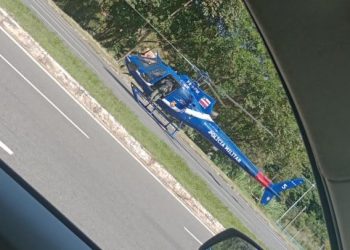 Salvador – Helicóptero da PM pousa no meio da Avenida Paralela para socorrer policial vítima de acidente