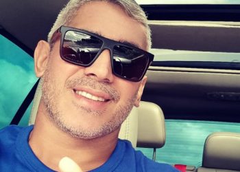 Jovem é abordado enquanto dirigia carro, recebe ordens para descer e é morto a tiros